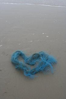 Resten touw op het strand